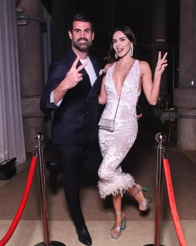 Volkan Demirel'in eşi göğsünden göbeğine kadar inen dekoltesiyle ortalığı kasıp kavurdu