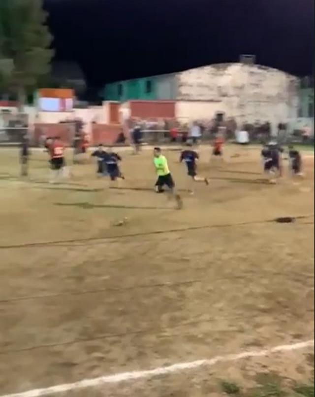 Daha önce böylesini görmediniz! İnsanlıktan çıkan futbolcular, hakemi öldüresiye dövdü