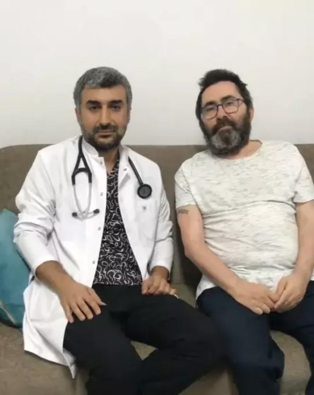 Peker Açıkalın'ın son halini gören tanıyamadı, saçlarını kazıtıp bıyık bıraktı