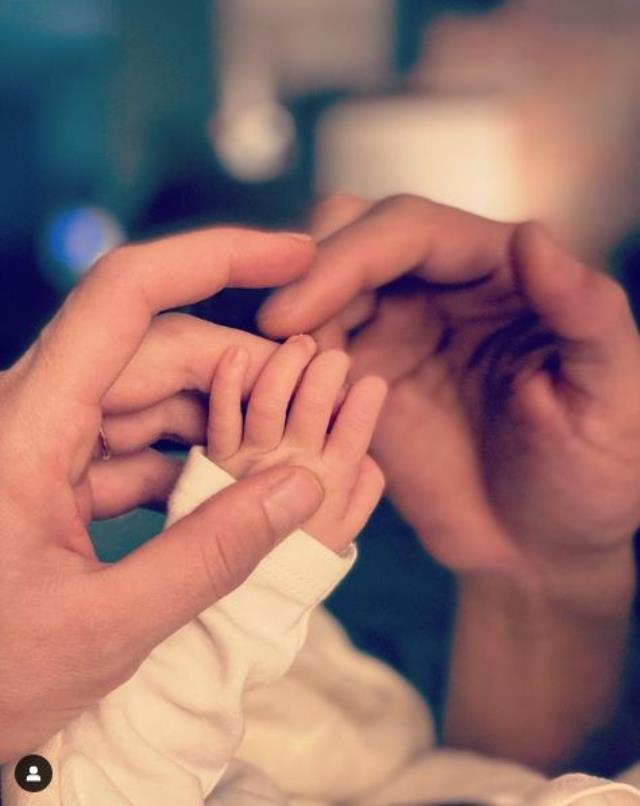 Özge Özpirinçci'nin kızıyla ilk karesini paylaştı