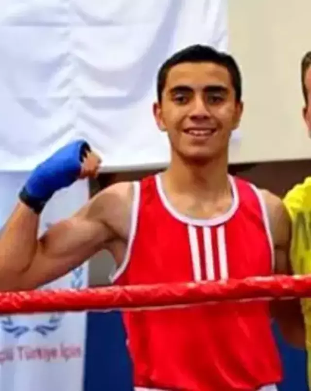 Çalışır vaziyette bulunan araçtan 3 cansız beden çıktı