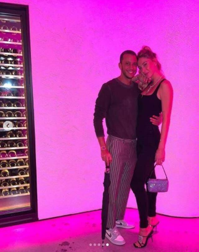 Şeyma Subaşı pahalı kolyesini göstermek için paylaşım üstüne paylaşım yaptı