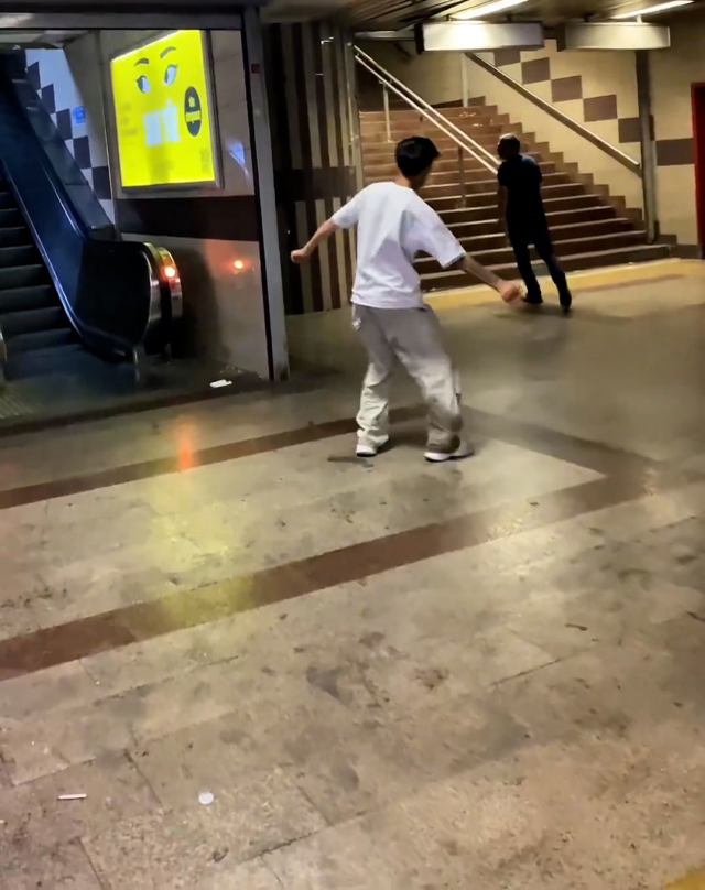 Uyuşturucu madde etkisindeki genç, metro istasyonunda kriz geçirdi