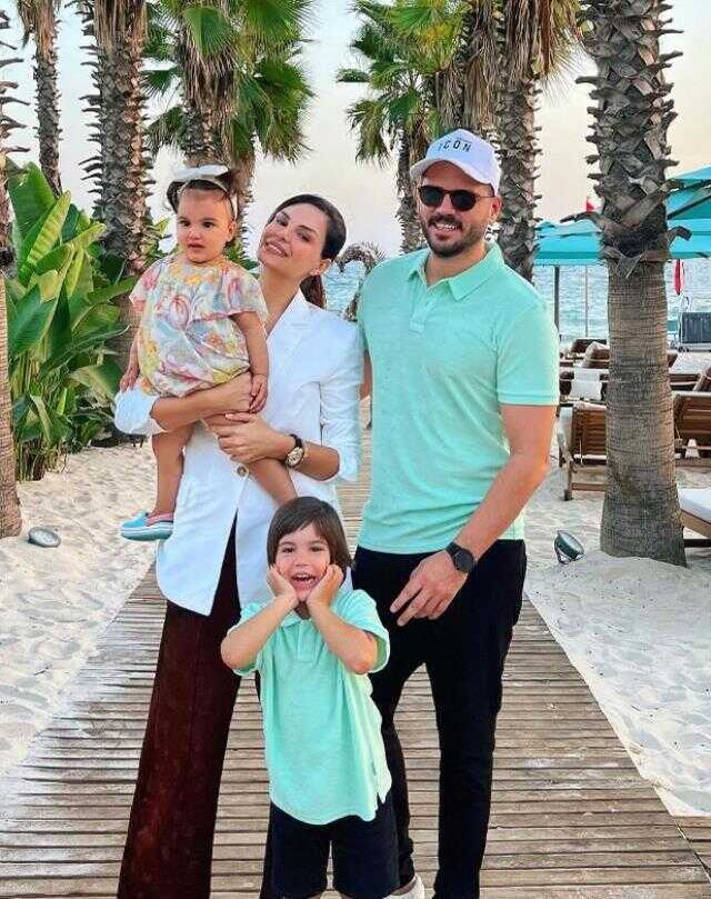 Kimi 50 yıllık eşine, kimi de eşi ve çocuklarına sarıldı! Ünlü isimler yeni yılı böyle karşıladı