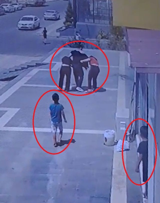 Anne ve kızını sokak ortasında böyle darbetti! O anlar kamerada