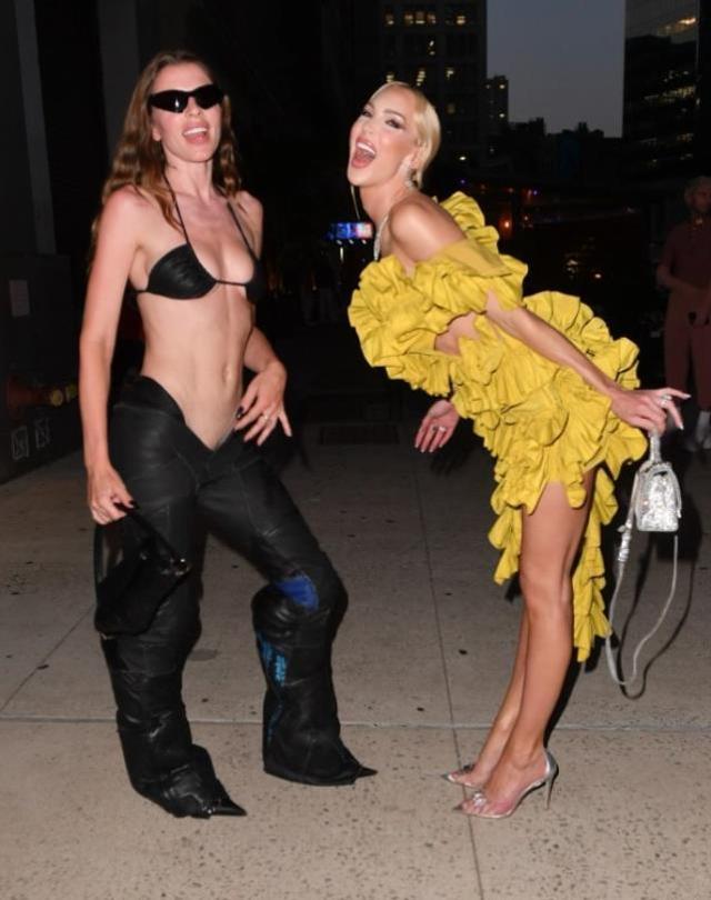 Düşük bel modasına uyan Julia Fox, kasıklarına kadar inen dekoltesiyle ağızları açık bıraktı