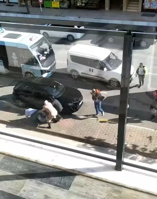 Minibüs şoförü ile yolcu arasındaki kavga kamerada