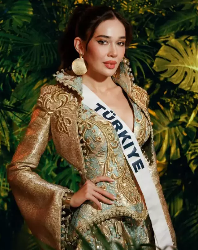 Kainat Güzeli Yarışması'nda Jamaikalı güzel sahneden düştü