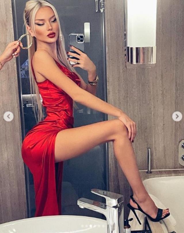 Ünlü model Cansu Taşkın'dan iddialı paylaşım! Yırtmaçlı elbisesiyle yatarak poz verdi