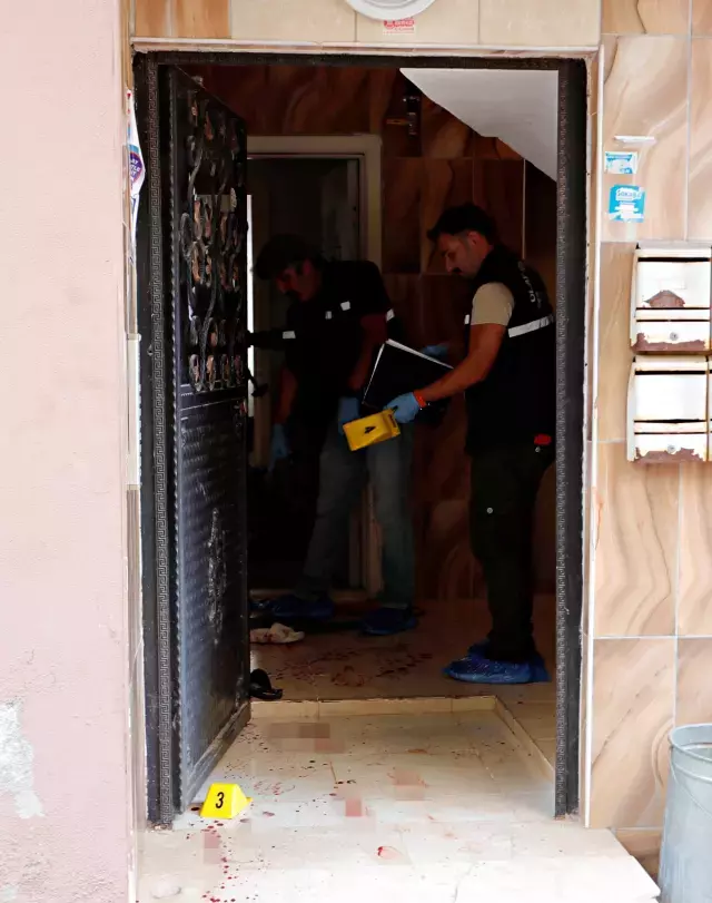 Antalya'da Bıçaklı Saldırı: Eski Eş ve Arkadaşı Yaralandı