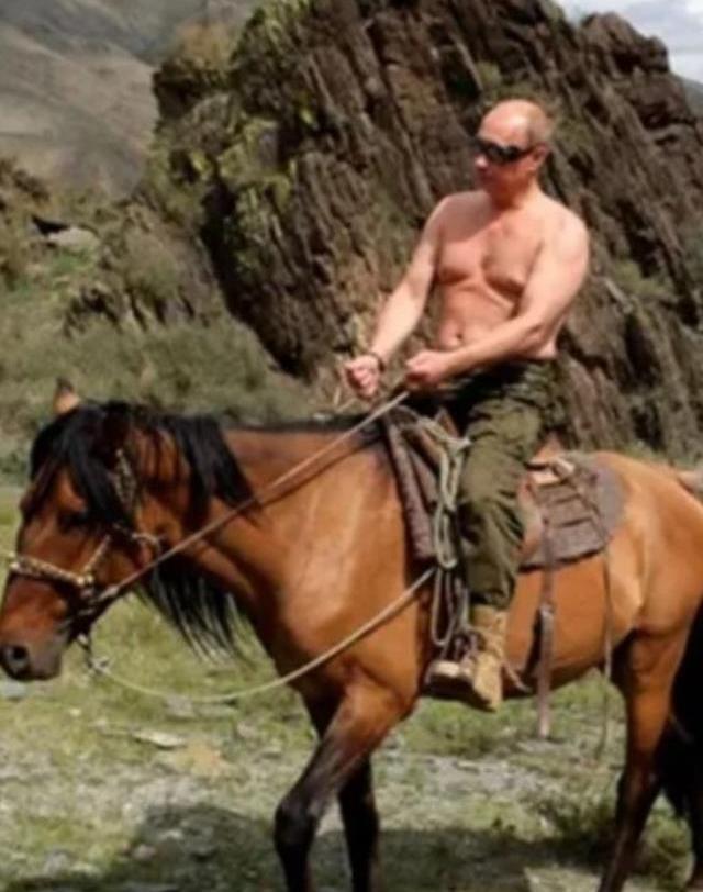 G7 Zirvesi'nde bir araya gelen liderler, yarı çıplak ata binmesine atıfta bulunup Putin'le alay etti