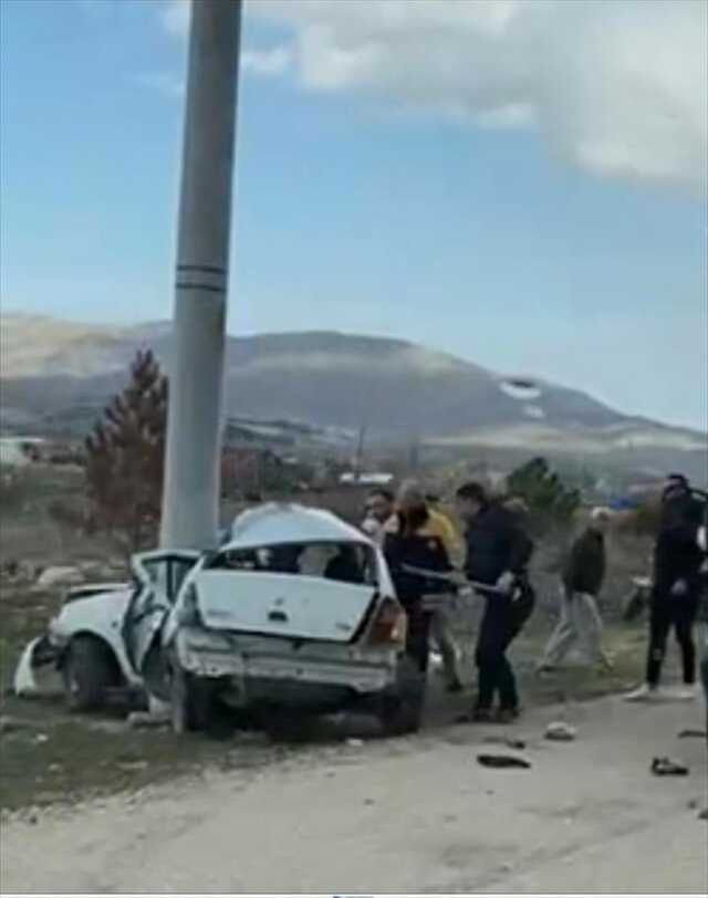 Otomobil direğe çarptı: Şevval ve Meryem öldü