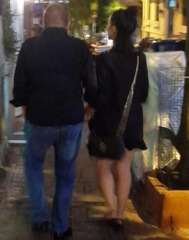 Hiç tanımıyormuş gibi! Genç kız arkadaşıyla görüntülenen 72 yaşındaki Erman Toroğlu'ndan hızlı kaçış