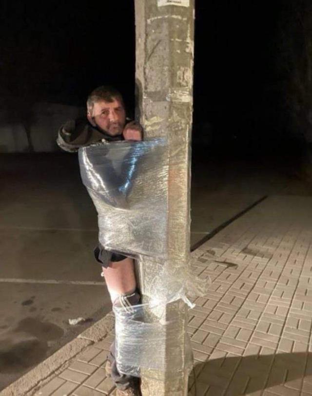 Savaşın diğer yüzü! Ukrayna halkı fırsattan istifade yağma yapanları soyup direğe bağlıyor