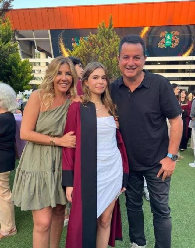 Cadılar Bayramı'nda İbrahim Tatlıses'i taklit eden Zeynep Yılmaz'ın el hareketi, tepkilere neden oldu