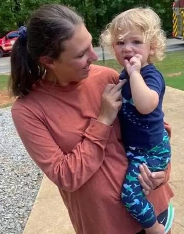 2 yaşındaki çocuğun ormandaki tek kelimesi hayat kurtardı, ülkede kahraman ilan edildi