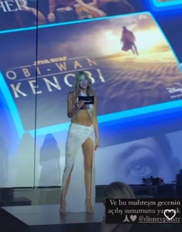 Disney Plus gecesinde Çağla rüzgarı! Derin bacak dekoltesiyle herkesi solladı