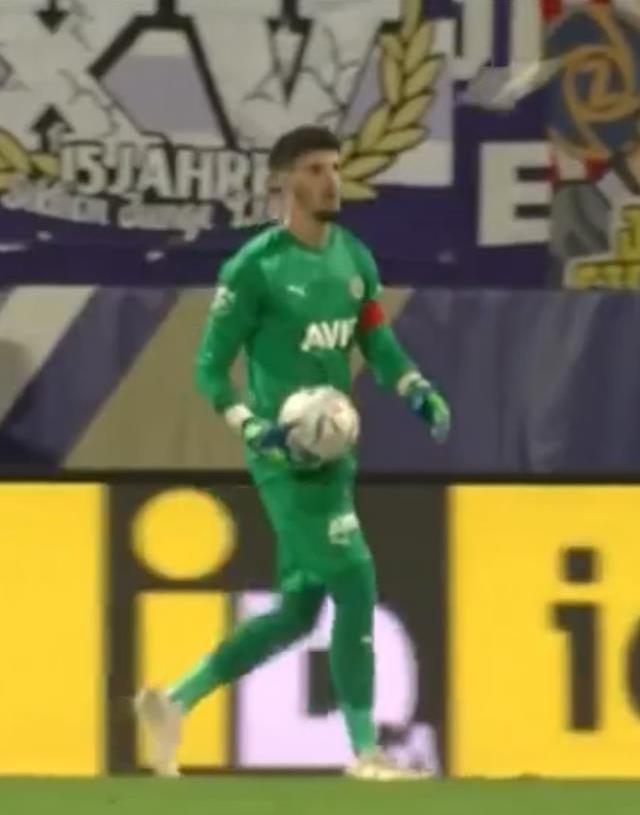 Avusturya'da skandal! Altay Bayındır'ı tribünden fırlattıkları davul tokmağıyla boynundan vurdular