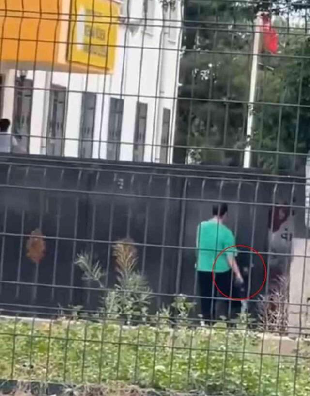 Okuldan atılan kız öğrenci silahla kapıya dayanıp havaya ateş açtı