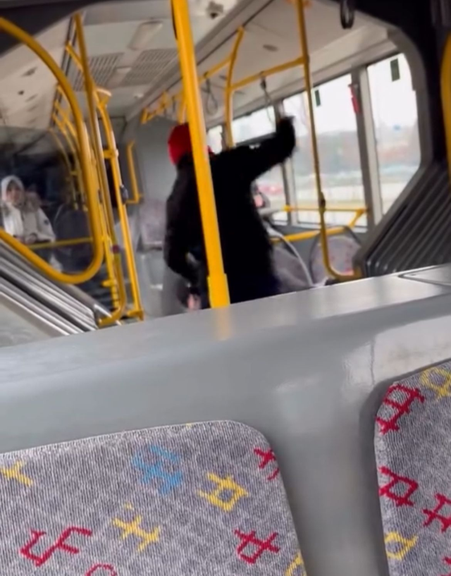 Otobüste yer tartışmasında yolcuyu darbedip, 'Komutanımı çağırın' dedi