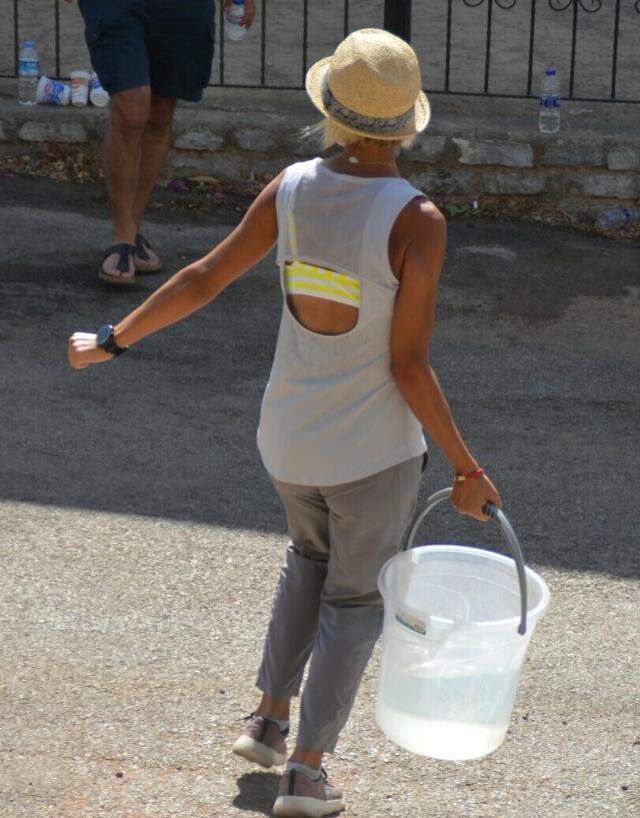 Bodrum'daki yangına müdahale sürüyor! Kova kova su taşıdılar