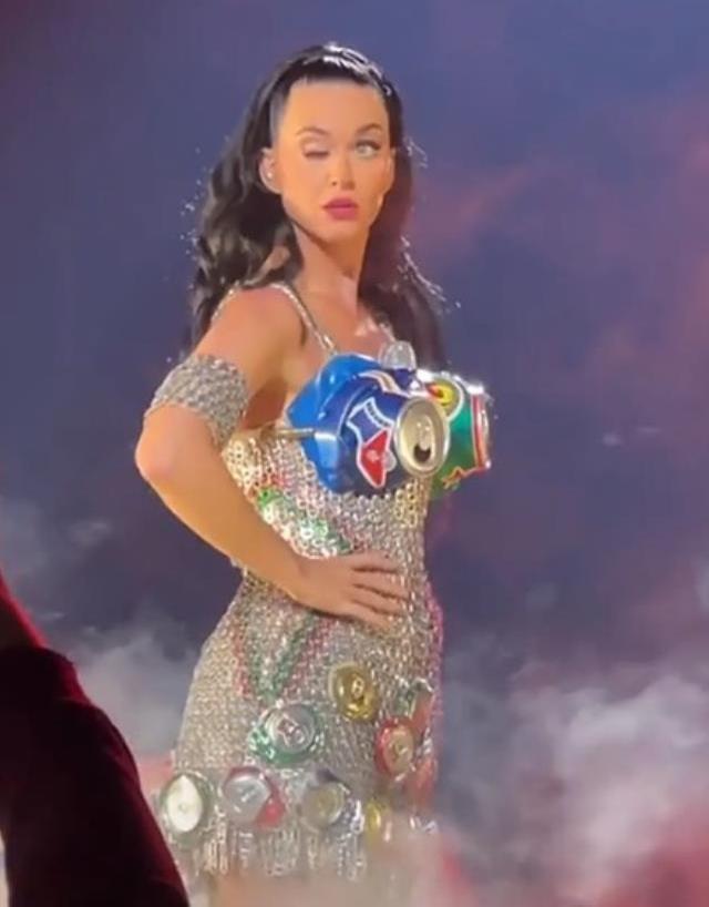 Sahnede korkutan anlar! Şarkıcı Katy Perry, poz verirken gözünü kontrol edemedi