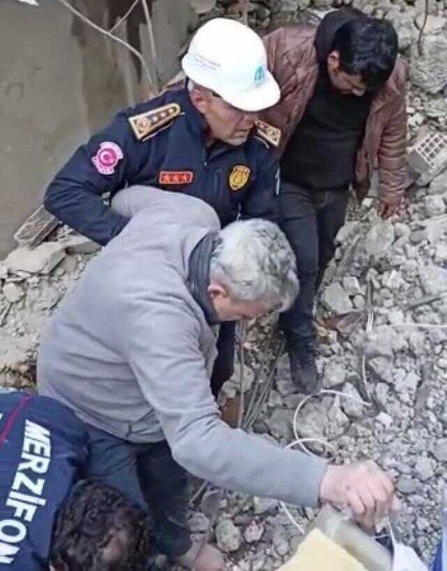 Enkazdan çıkarılan yaşlı adamla, kendisine botlarını veren itfaiye eri arasındaki diyalog yürekleri dağladı