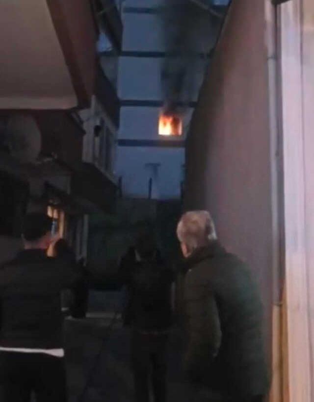 Evi alev alev yanarken balkona çıkıp, alkol almaya devam etti