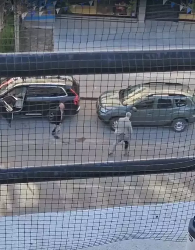 İş insanının sokak ortasında vurulduğu anlar kamerada