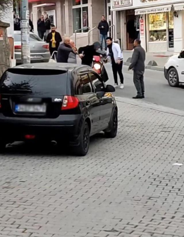 Arnavutköy'de tartıştığı motosikletliyi baltayla tehdit etti
