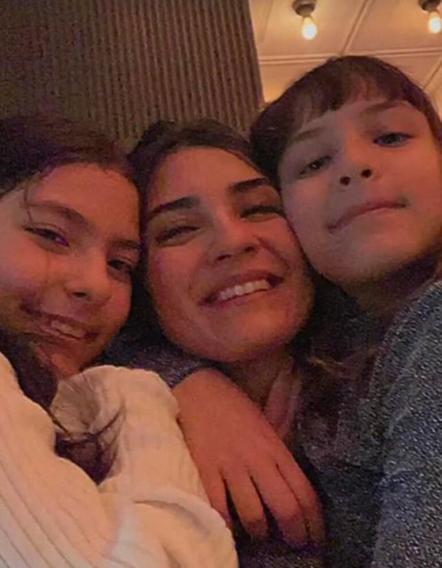 Tuba Büyüküstün ikiz kızlarıyla fotoğrafını paylaştı, her gören aynı yorumu yaptı: Annelerinin kopyası olmuşlar