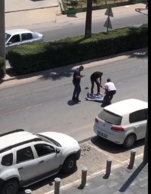 Minibüsten düşen kadın hayatını kaybetti: O anlar kamerada