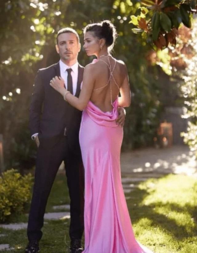 Demet Özdemir ve Oğuzhan Koç'un düğün davetiyesi ortaya çıktı