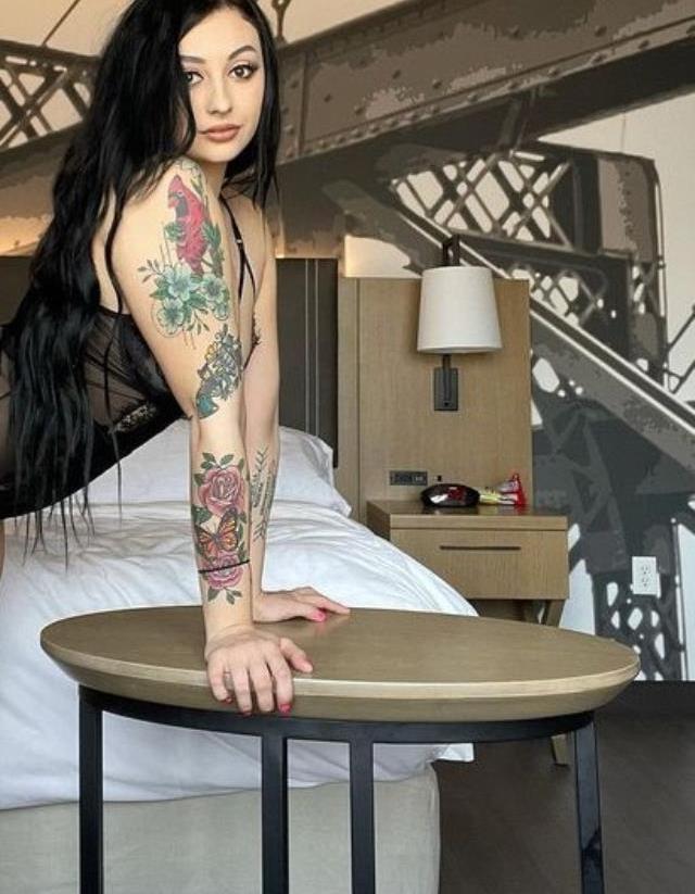 Müstehcen siteye üye olan hemşire işinden kovuldu! Gerekçe oldukça ilginç