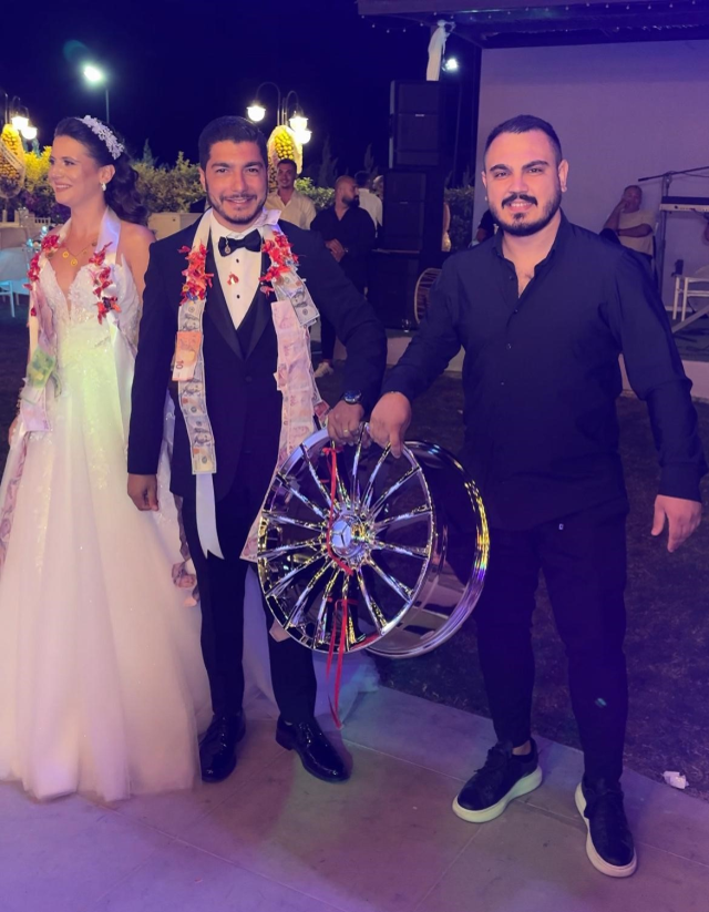 Gelin ve damada takı olarak araba jantı taktı