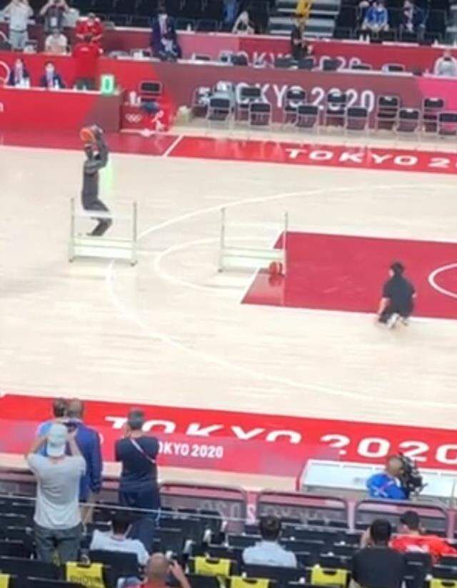 Basketbolcu robot atışlarda fire vermedi! Seyredenlerin nutku tutuldu