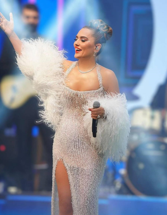 Demet Akalın'ın Photoshop Kullanımı Sosyal Medyayı Karıştırdı