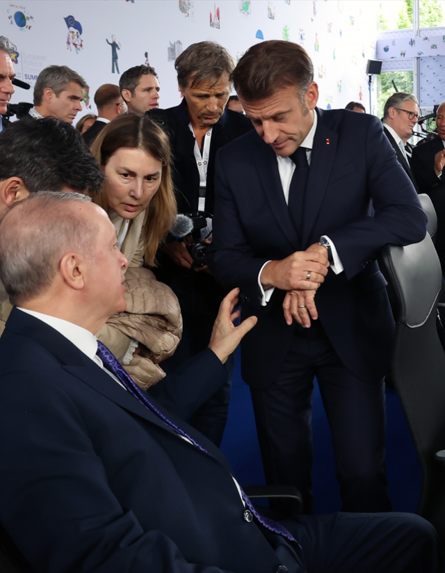 Görüntü bomba! Erdoğan, Macron'un beden diliyle üstünlük kurma çabasına izin vermedi