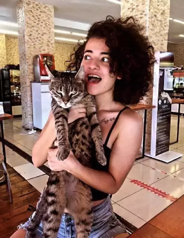 Mahkeme salonunda gerginlik! Öldürülen Azra'nın duruşmasında sanık yakınlarına yumruklu saldırı