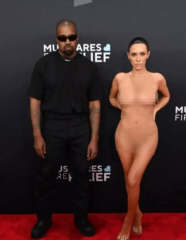 Grammy Ödülleri'ne şeffaf elbise ile katılan Bianca Censori'ye tepki yağdı