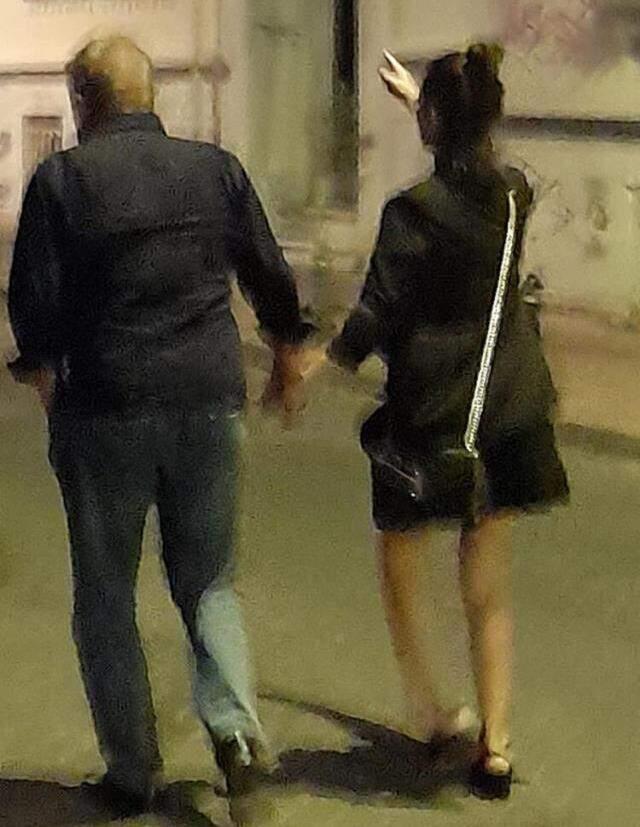 Hiç tanımıyormuş gibi! Genç kız arkadaşıyla görüntülenen 72 yaşındaki Erman Toroğlu'ndan hızlı kaçış