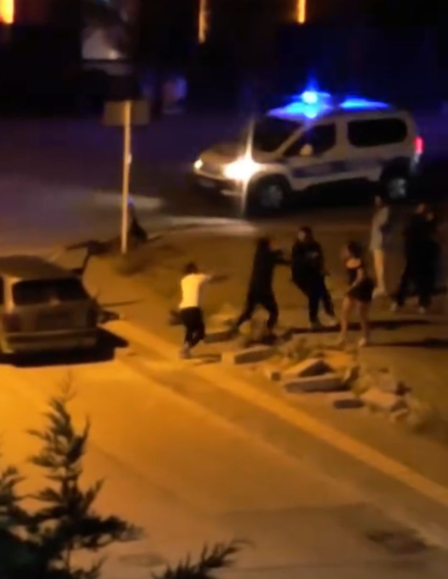 Bursa'da gençler arasında kavga: Cadde boks ringine döndü