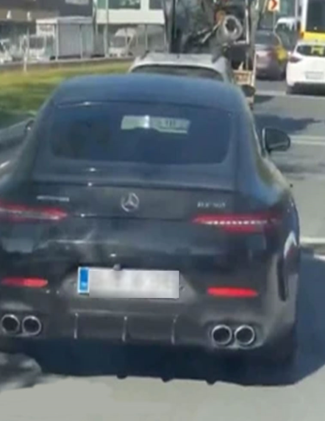 İstanbul'da Çakarlı Aracıyla Trafik Kurallarını İhlal Eden Sürücü: 'Valinin Yeğeniyim'