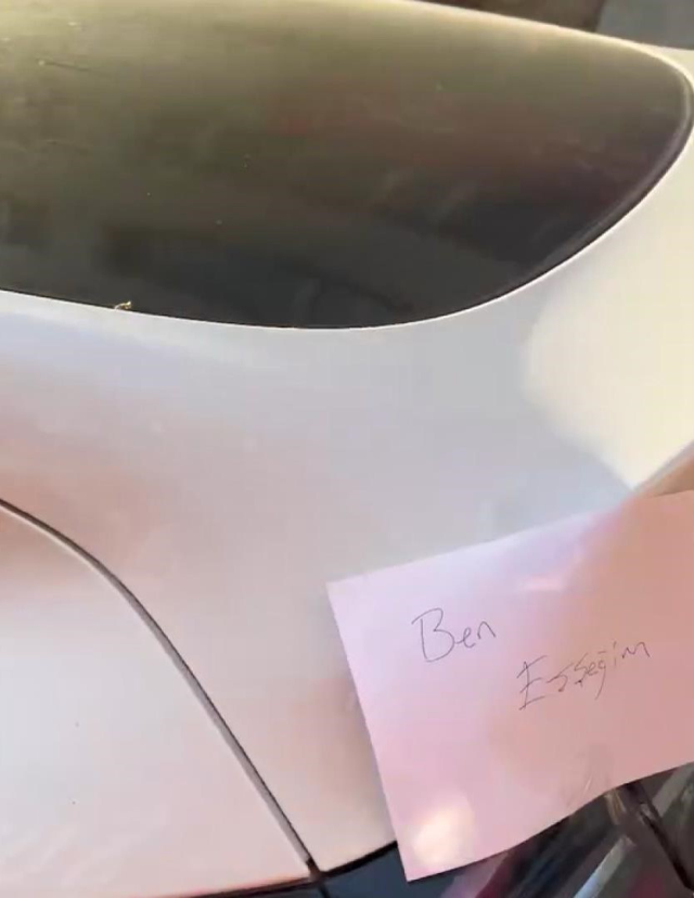Aracını yolun ortasında bıraktı, esnaf 3 dilde 'Ben eşeğim' yazılı not bıraktı