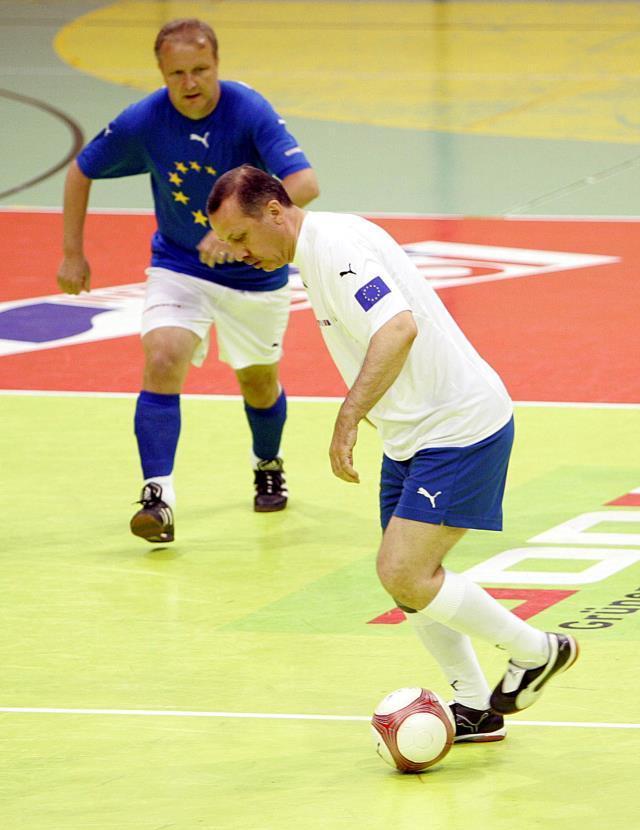 Cumhurbaşkanı Erdoğan'ın 16 yıl önceki salon futbolu fotoğrafları paylaşıldı