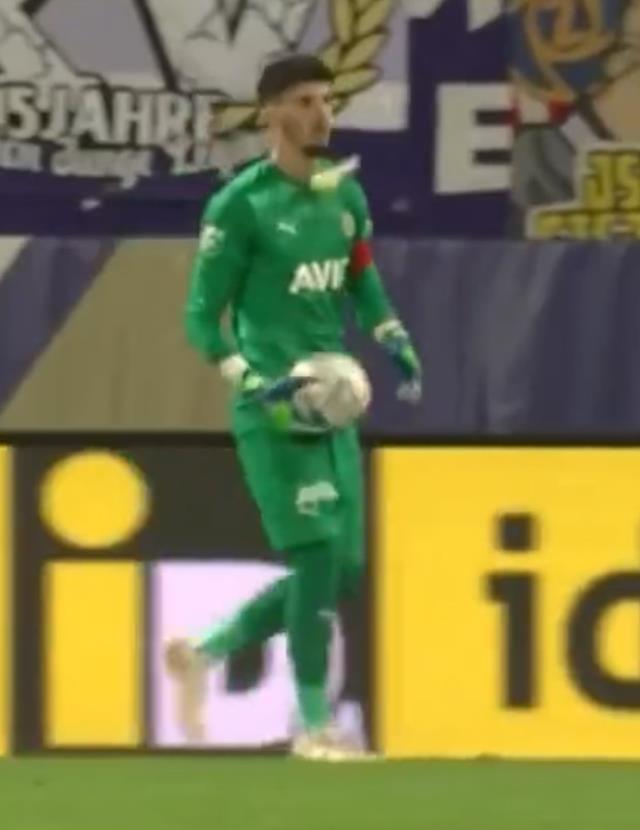 Avusturya'da skandal! Altay Bayındır'ı tribünden fırlattıkları davul tokmağıyla boynundan vurdular