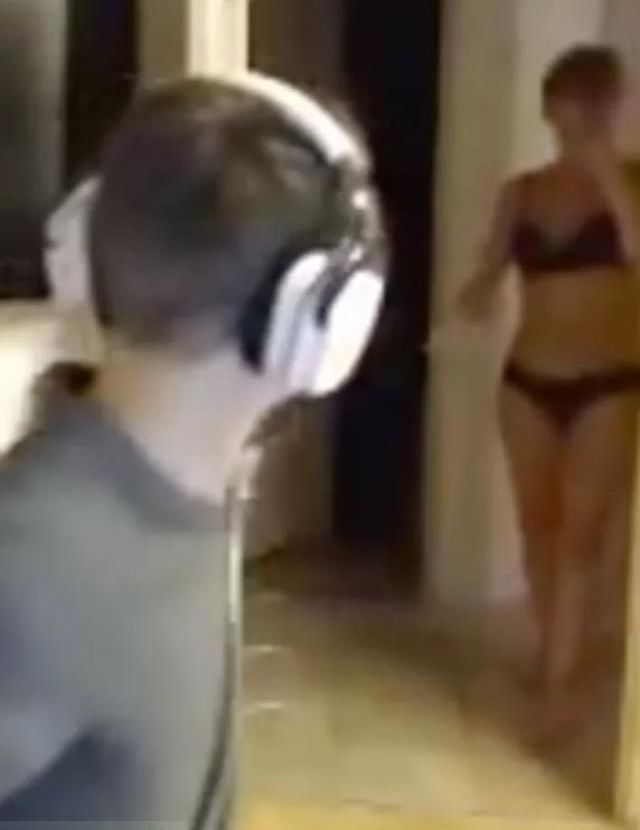 Canlı yayındaki Twitch yayıncısı, arkada aniden beliren çıplak annesi yüzünden büyük utanç yaşadı