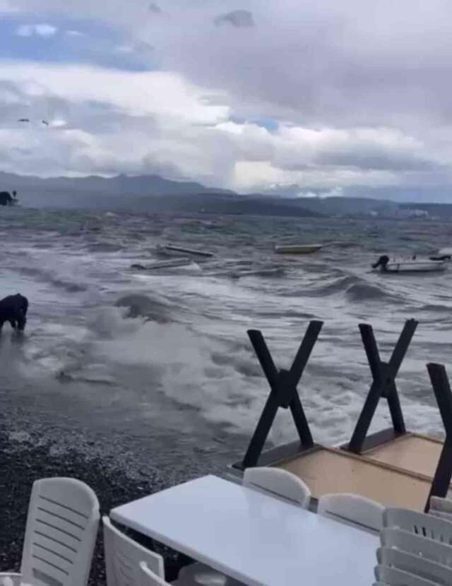 Türkiye genelinde yaşanan fırtına ve sağanak yağış hayatı olumsuz etkiledi