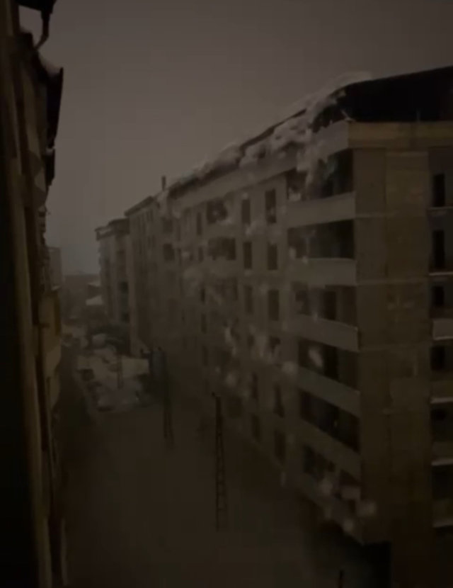 Kentte 'çatı çığı' kabusu! Öğrenci kar altında kaldı, elektrikler kesildi