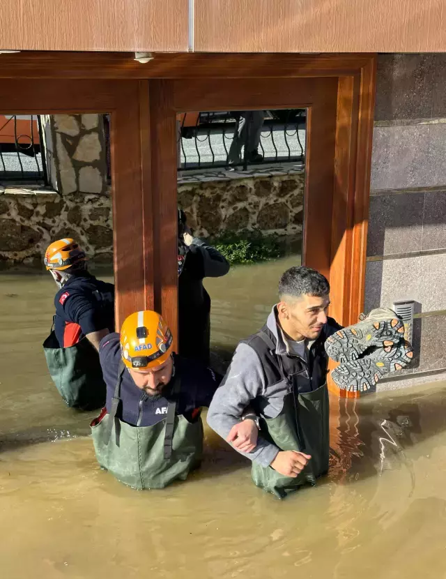 24 saatte 74 kilogram yağış! Su göğüs hizasına çıktı, vatandaşlar botla kurtarıldı